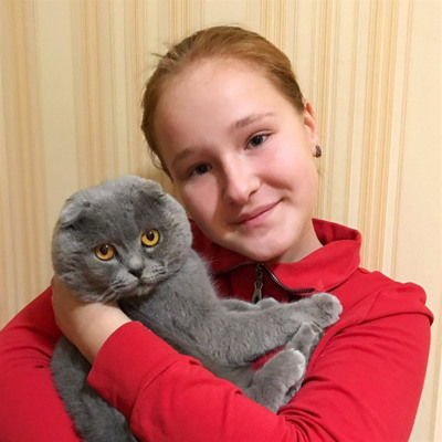 Софія Кондусь з котиком Борисом породи британський весловухий