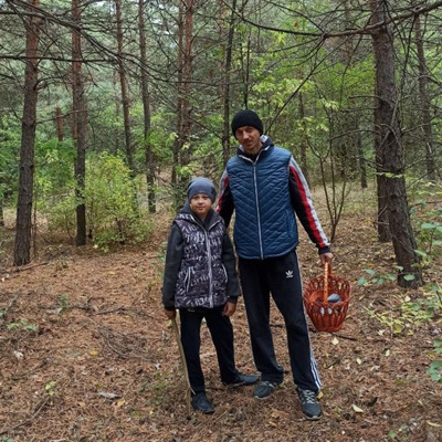 Олександр Гребенюк з сином Матвієм на прогулянці в лісі