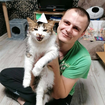 Юрій Русских з кішкою Налою