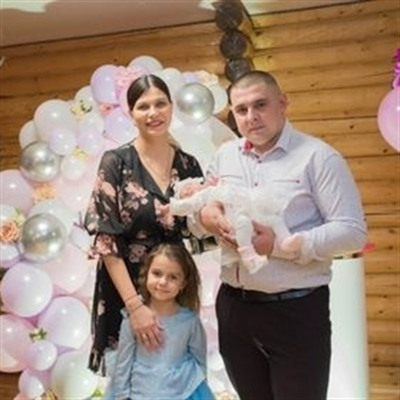 Сім'я Кордан:  тато Дмитро, мама Віталіна, донечки Златка та Соломійка