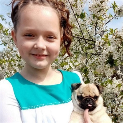 Софія Зіберова зі своїм другом мопсиком Мухой