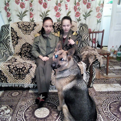 Анна Роменська та Дар'я Березинська з нашою маленькою дівчинкою на прізвисько Кора. Фото-жарт в стилі ретро