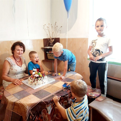 Галина Колісник з онуками: Денисом, Юрою, Ванею, Семеном