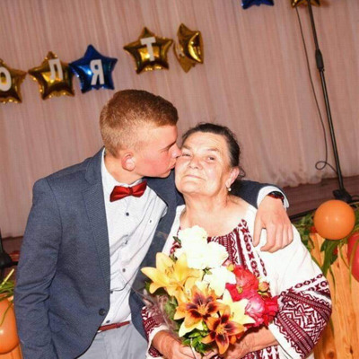 Олена Кузьміна, 71 рік, з внуком Олександром Забіякою