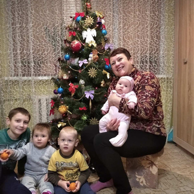 Валентина Радчук, 53 роки, з внуками Максимом та Святославом Барановськими, внучками Веронікою та Міланою Радчук
