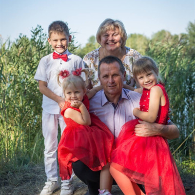 Валентина Зубер, 55 років, з внуками Вітюшею, Златунею та Алісою