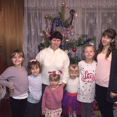 Катерина Декало, 61 рік, з внучками Світланою, Тетяною, Надією, Каріною, Ольгою та Віолетою