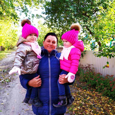 Світлана Безугленко, 45 років, з внучками Катею та Машею Сікорами