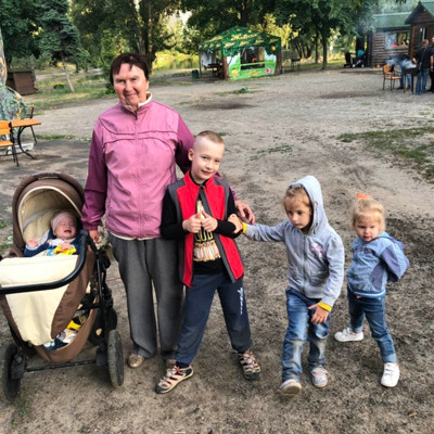 Ольга Денисенко, 66 років, з внуками Артемом та Всеславою Стасюками, Оленою та Іриною Денисенко