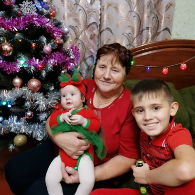 Наталія Маринко, 66 років, з внуками Даніілом та Таїсією