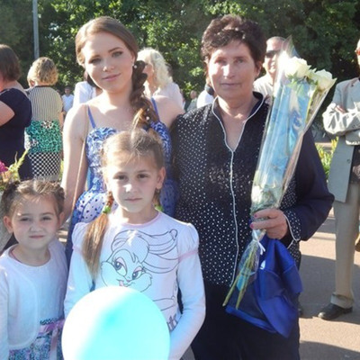 Ніна Дудка, 56 років, з внучками Юлією Романовою, Вікторією та Софією Шинкар