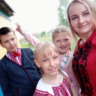  Тетяна Назарук та  учні 4-Б класу Федорівської ЗОШ І - ІІ ступенів