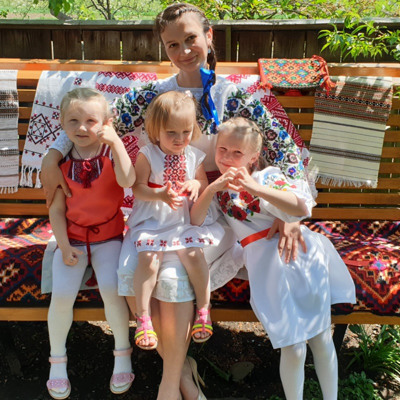 Марина Купчанко з доньками Антоніною, Анастасією і Олександрою