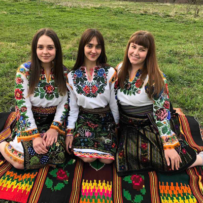 Антоніна Мулик з подругами