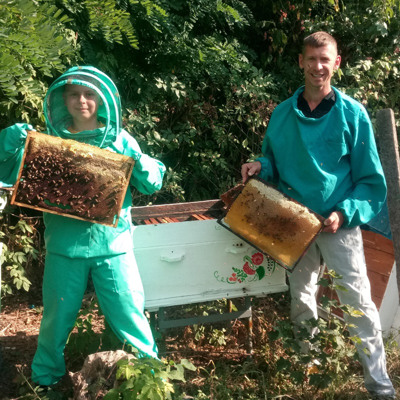 А ми з батьком бджіл не боїмся