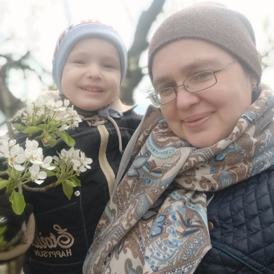 Цвіте груша в сільському садку...