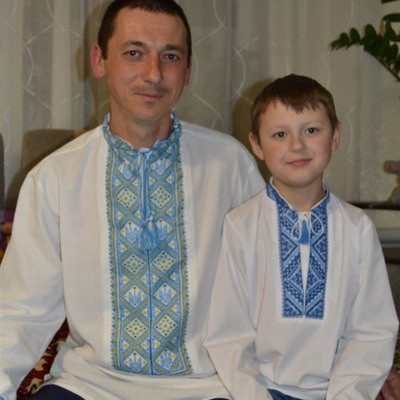 Олександр Гребенюк з сином Матвієм одягнули вишиванки