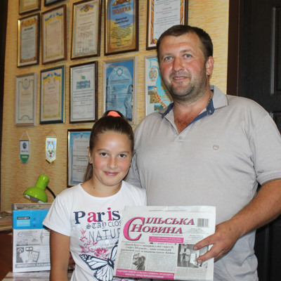 Читаємо з татом місцеву газету