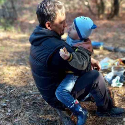 Євгеній Шаповалов з сином Льошею на прогулянці в лісі