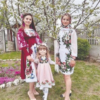 Людмила Томік з доньками Катериною і  Камілочкою