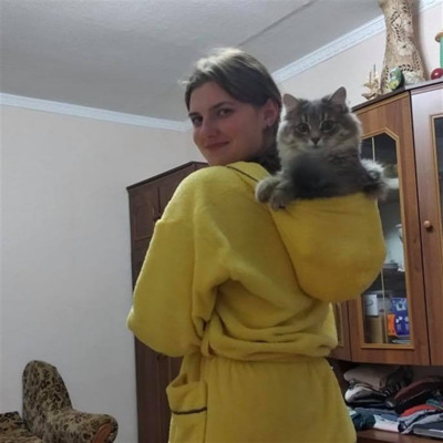 Ірина Середня з кішкою Софією