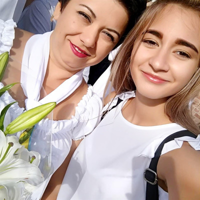 Дарина из ОШ№ 3 и учитель информатики Инна Якушева.