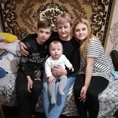 Богдан, бабуся Алла, Аня та найменша Міланка