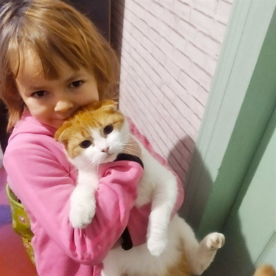 Стефанія Богданюк та кішка Ембер справжні друзі