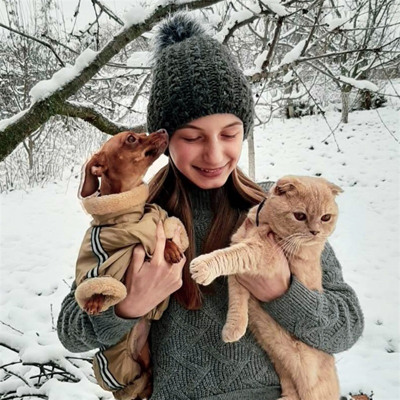 Надія Карапіра із котиком Персиком та собачкою Бонею