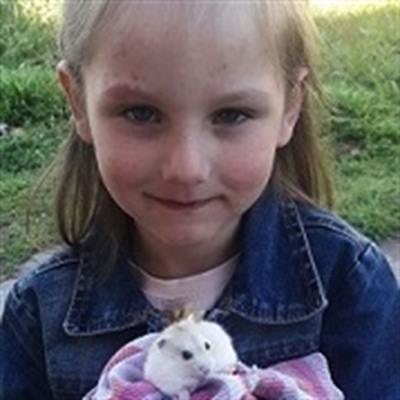 Віталіна Пругло грається і доглядає хом'ячиху Анжелу