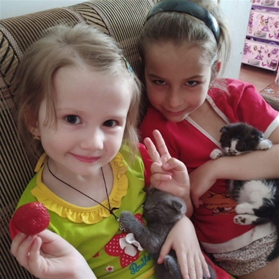 Наталя Міхайловська зі старшою сестричкою Дар'єю та улюбленцями родини котиками Димком і Пушею