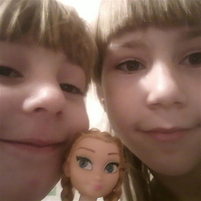 Дарина та Ангеліна Хмаруки, 8 та 4 роки