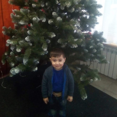Хлопчик під ялинкою