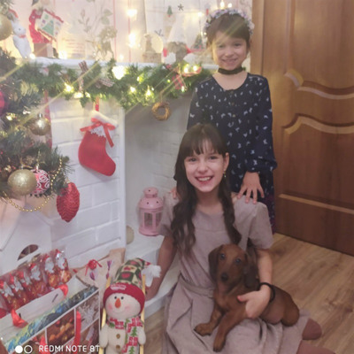 Сестрички Дар'я і Соломія Кубицькі та їхній  друг такса Доббі