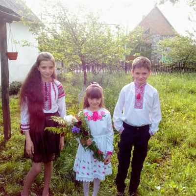 Марія, Іван та Ірина Усик 