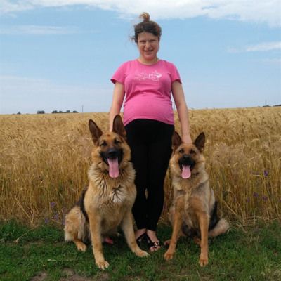 Світлана Наконечна та німецькі вівчарки Рей і Дана