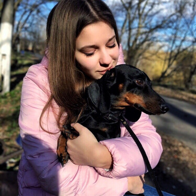 Катя Бірюк і такса Ларчі