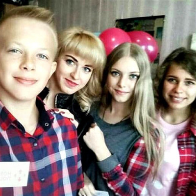 Никита из ОШ№3,  педагог-организатор Елена Самбур и девушки из школьного самоуправления.