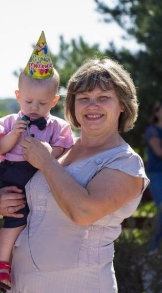 Валентину Олефір з днем народження вітають діти та онуки