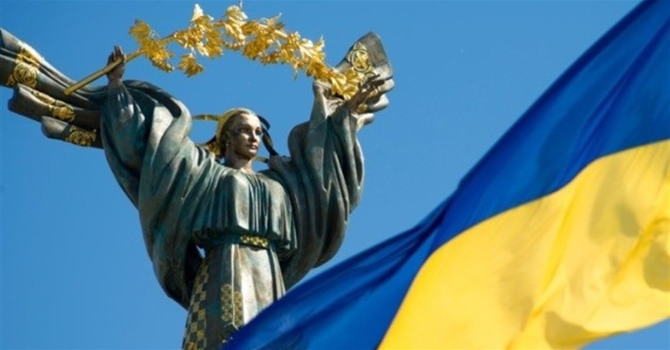 Які історичні події за роки незалежності України зображені на фото