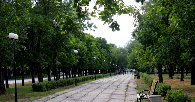 Вгадай алею або сквер міста за фрагментом на фото