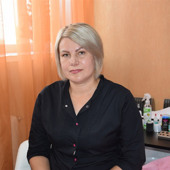 Майстриня манікюру, педикюру та корекції брів Олена Лисицька