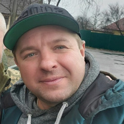 Волонтери, які допомогають українцям
