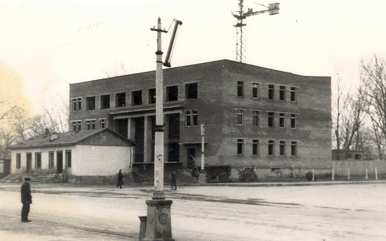 Старі фотографії. Чи зможете ви вгадати Мену по архівних світлинах?
