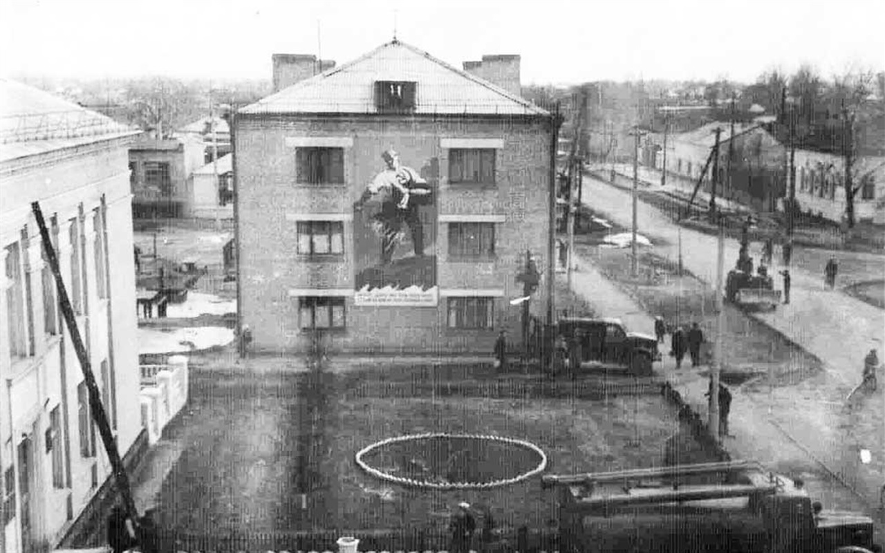 Вгадайте місто за старими фотографіями