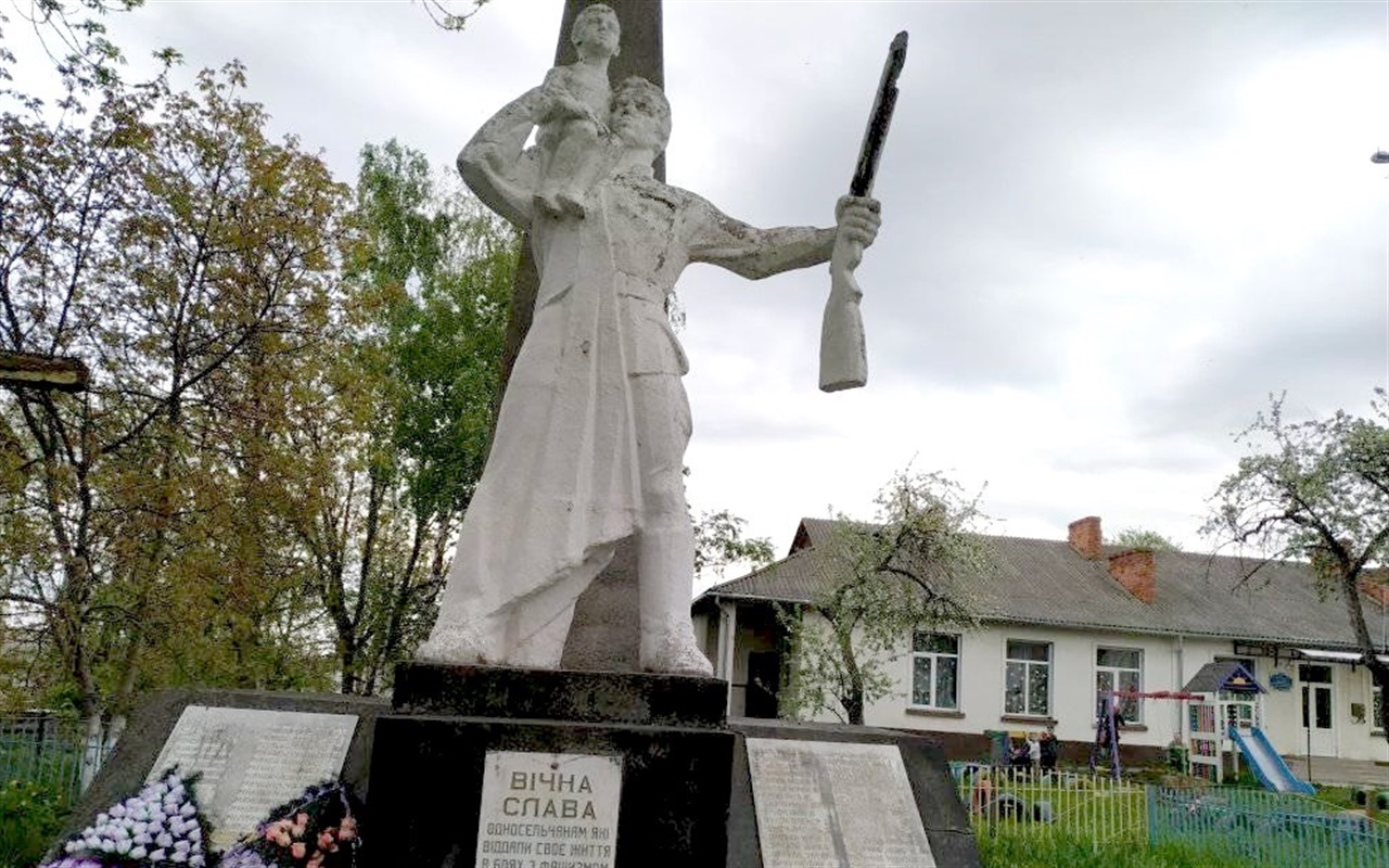 Чи впізнаєте ви, де розміщені ці пам’ятники у Кіцманському районі?