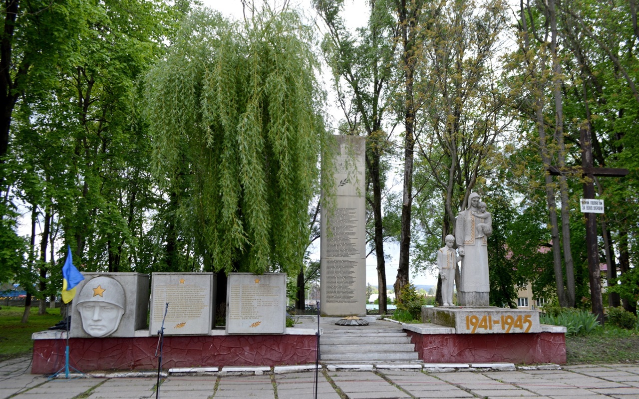 Чи впізнаєте ви, де розміщені ці пам’ятники у Кіцманському районі?