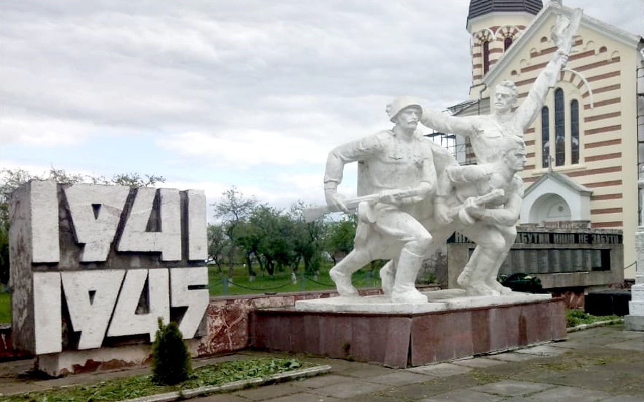 Чи впізнаєте ви, де розміщені ці пам’ятники у Кіцманському районі?