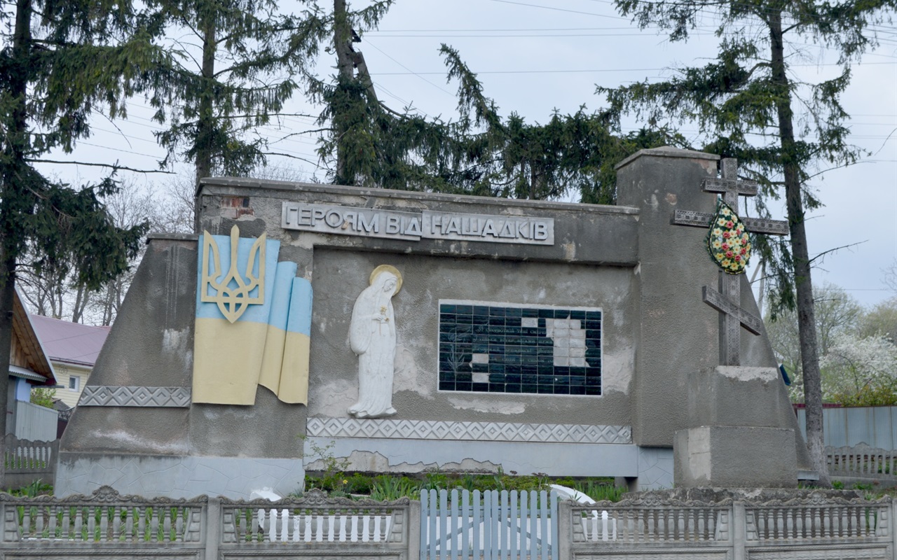 Чи впізнаєте ви, де розміщені ці пам’ятники у Кіцманському районі?