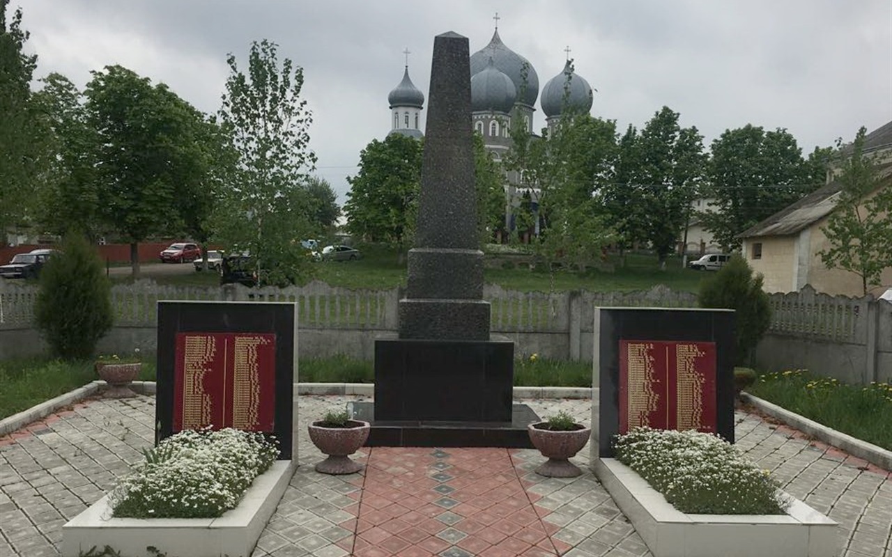 Чи впізнаєте ви, де розміщені ці пам’ятники у Кіцманському районі?